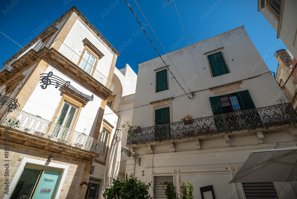 Martina Franca, Puglia, Italia: Vista diurna de la Piazza Plebiscito y la Catedral st. Martín Martina Franca, Puglia, Italia: Vista diurna de la Piazza Plebiscito y la Catedral st. Martín