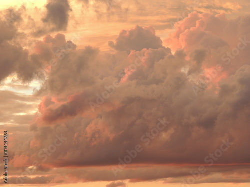 Hermoso cielo al atardecer. 