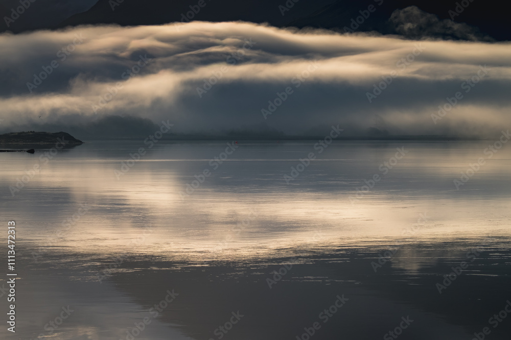 Obraz premium Cloud inversion over Scottish loch