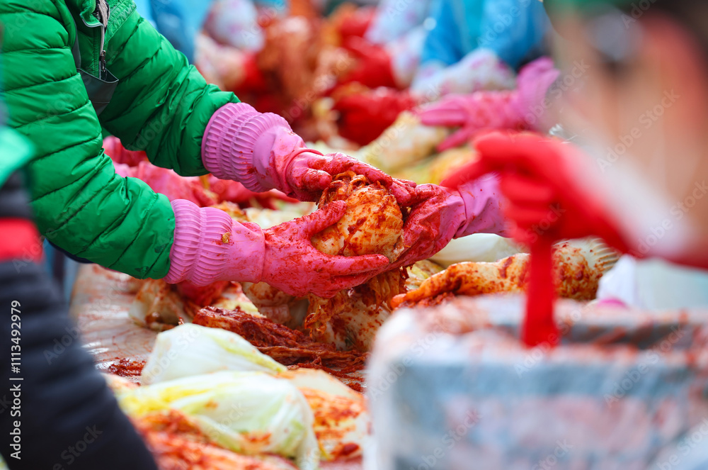 Fototapeta premium 2024년 겨울, 한국의 전통음식인 김치를 여러사람이 모여 담그는 행사