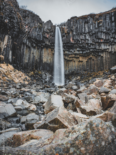 Svartifoss, la cascade majestueuse aux colonnes basaltiques, Islande photo