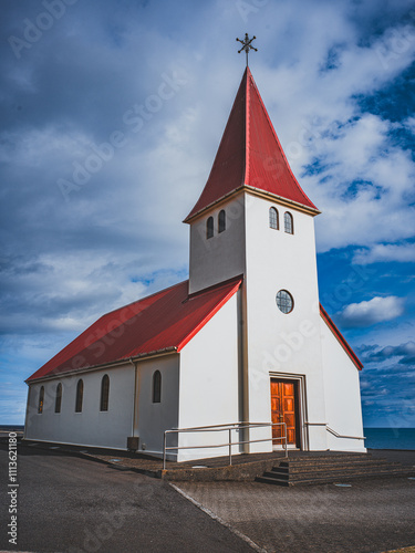 Église traditionnelle islandaise sous un ciel bleu