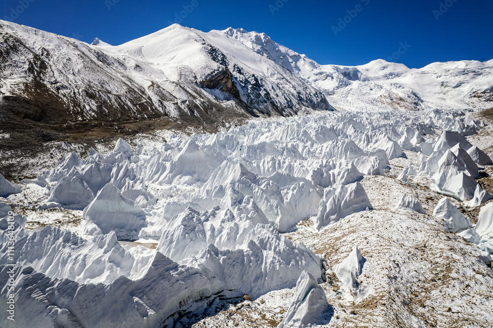 Obraz premium Mount Shishapangma and Yebokangal Ri glacier in Tibet