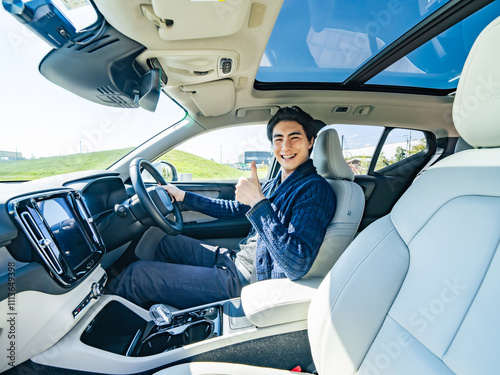 ドライバー、安全、いいね、自動車、運転席、車内、サムアップ、快適、おすすめ、ドライブ、運転、クルマ、交通、道路、モビリティ、オートモーティブ、インテリア、シート、笑顔、元気、楽しい、嬉しい、ハッピー、グッド、好調、爽快、カープール、ライドシェア、レンタカー、カーシェアリング、マイカー、自家用車、新車、外車、購入、中古車、マッチング、カメラ目線、通勤、旅行、観光、出発、助手席、男性、日本人、サンルー photo