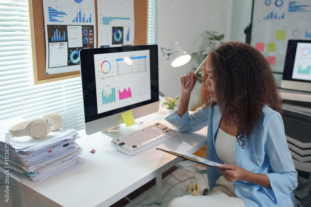 Obraz premium African American businesswoman working with laptop computer, PC in office. Female executive handling real estate project. Financial analysis. Data from graphs, charts, income, taxes of the company.