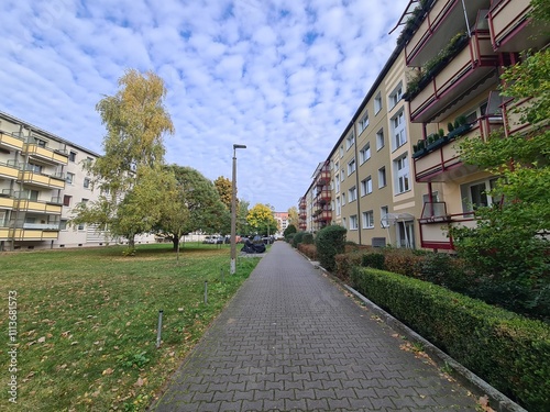 Spaziergang durch ein schönes Wohngebiet in Berlin Johannisthal, mit schönem Wolkenhimmel photo