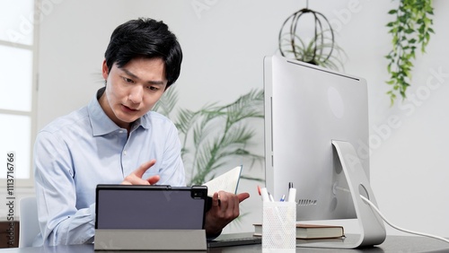Konstfotografi 資料を調べてトラブルを解決する男性