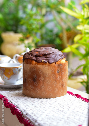 O panetone é um alimento tradicional da época de Natal, de origem milanesa, região a noroeste da Itália. Várias lendas tentam explicar a sua origem. O pão doce ou bolo de natal possui fragrância discr photo