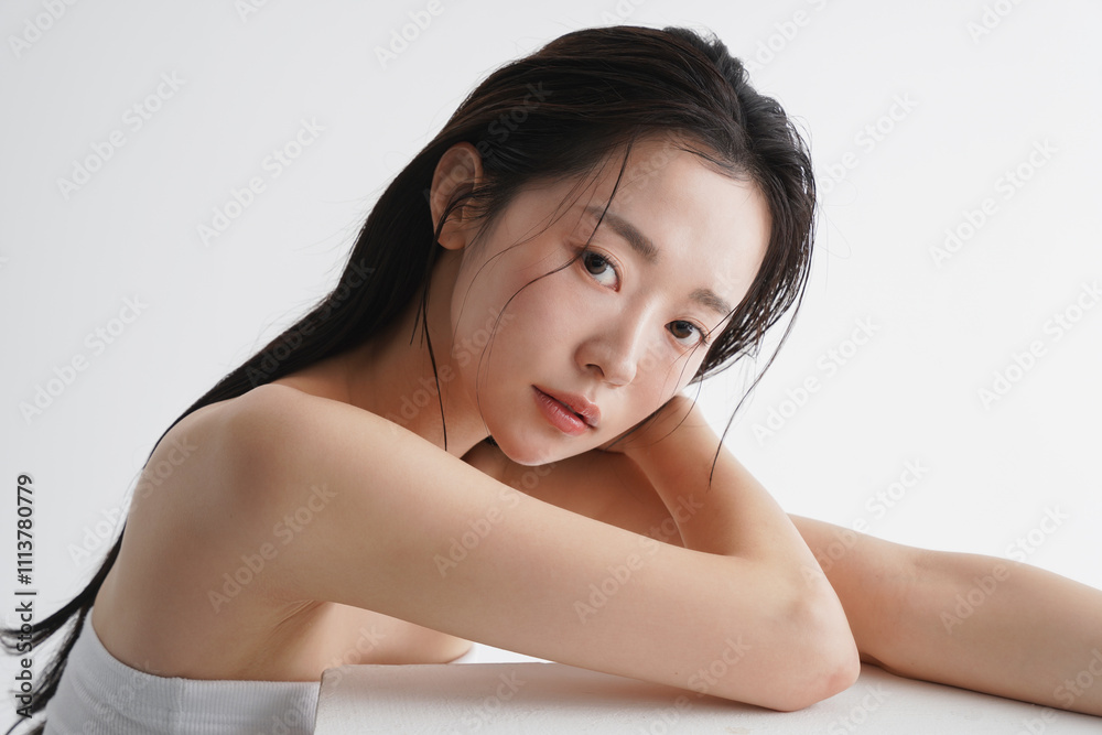 ウェットなヘアをした若く美しい女性のスタイリッシュなビューティーイメージ ウェットなヘアをした若く美しい女性のスタイリッシュなビューティーイメージ