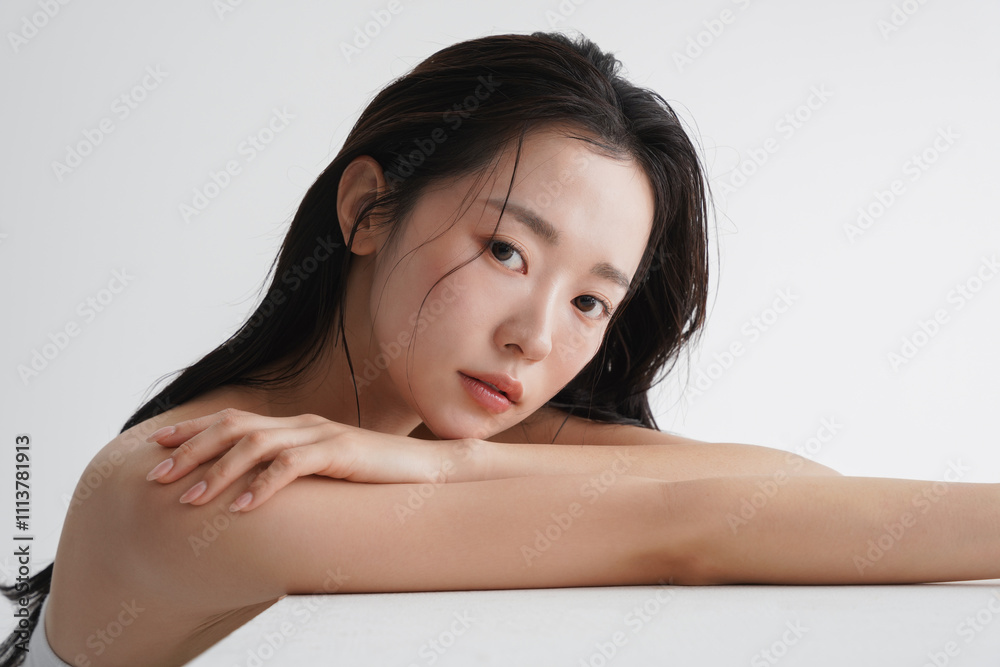 ウェットなヘアをした若く美しい女性のスタイリッシュなビューティーイメージ ウェットなヘアをした若く美しい女性のスタイリッシュなビューティーイメージ