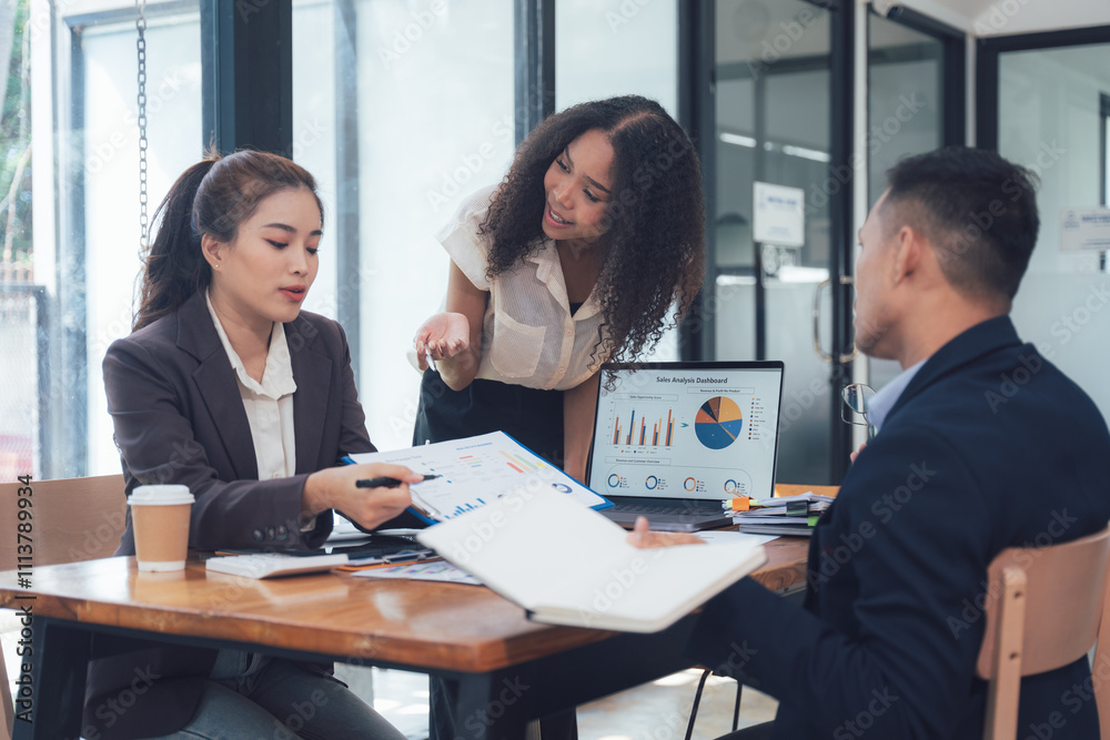 Fototapeta premium Teamwork Makes the Dream Work: Collaborative Business Meeting 