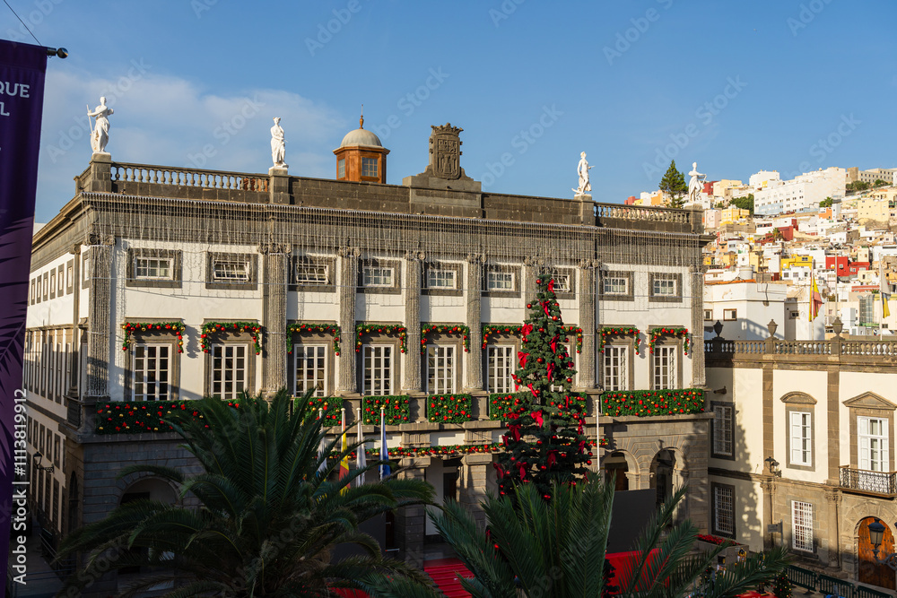 Naklejka premium Rathaus Fassade mit Weihnachtsschmuck