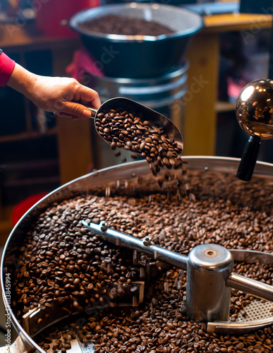Obraz na płótnie Coffee roasting process. Coffee beans w salonie