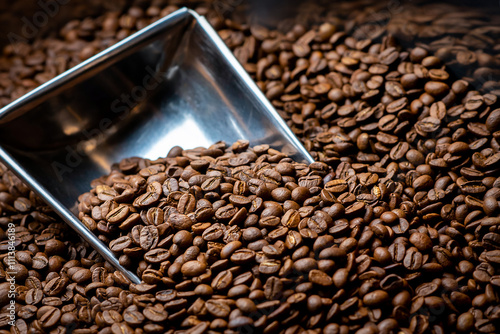 Obraz na płótnie Coffee roasting process. Coffee beans w salonie