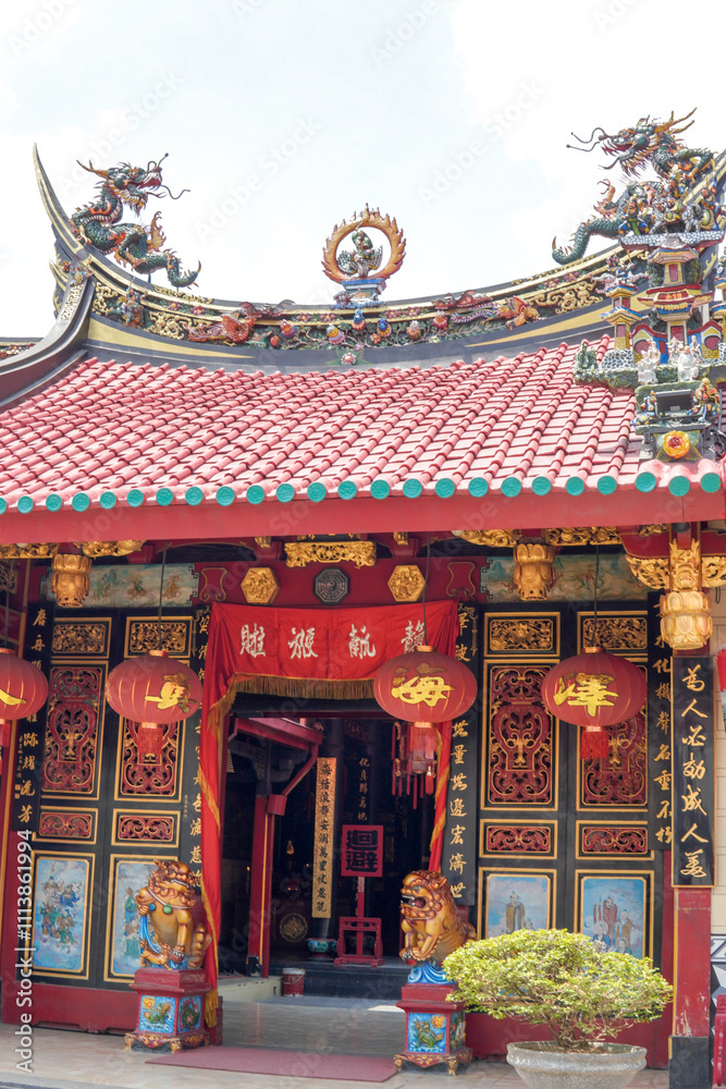 Obraz premium Entrance door of a klenteng, a place of worship for Confucianists, with dragon snake ornaments.