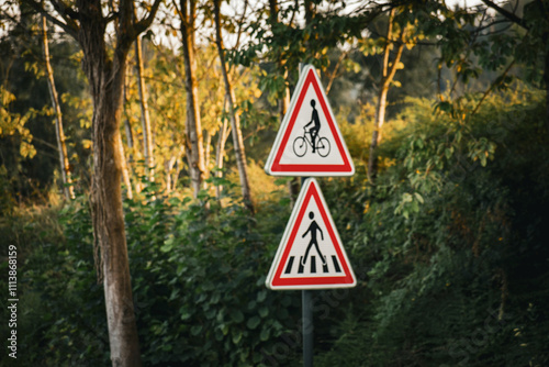 Panneau attention cycliste, attention piéton, à l'intersection avec une voie de mobilité douce