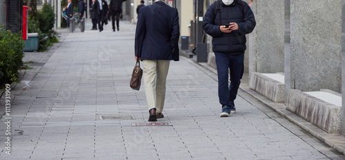 冬の朝のビジネス街で歩く通勤の人々の姿 photo