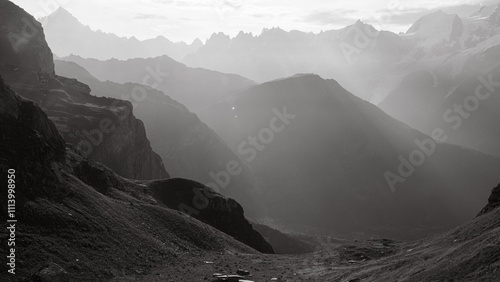 Φωτογραφία paysage de montagnes en noir et blanc avec effet de lumière