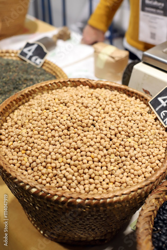 garbanzos ecológicos en una cesta de mimbre en el mercado para su venta a granel photo