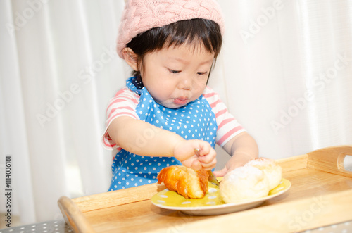 食事中の子供 photo