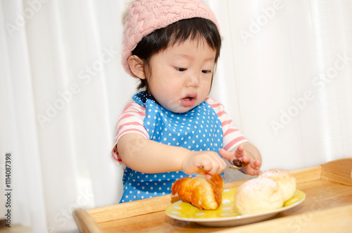 食事中の子供 photo