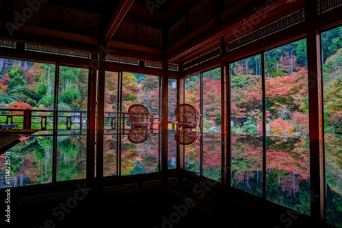 環境芸術の森の風遊山荘の紅葉の風景（唐津市）