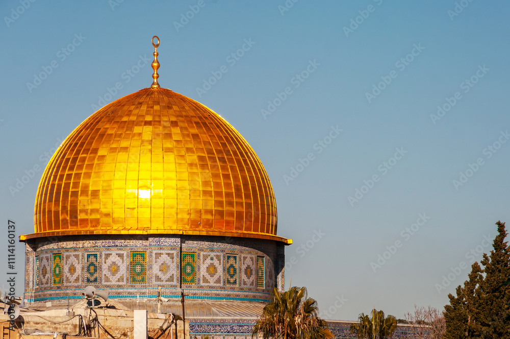 Obraz premium A gold dome on top of a building