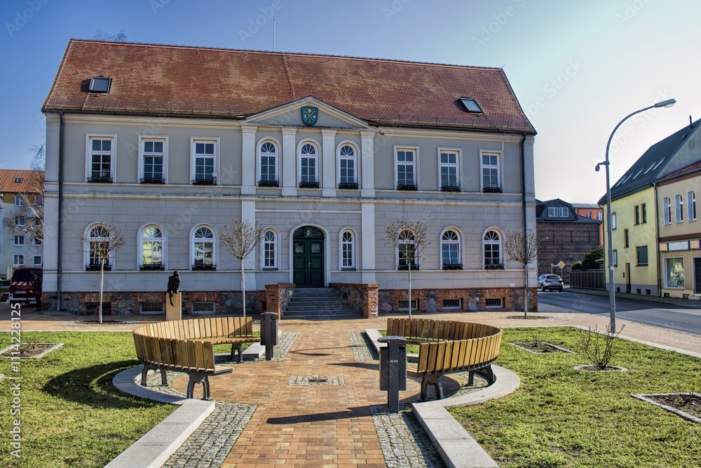 seelow, deutschland - platz mit rathaus in der altstadt
