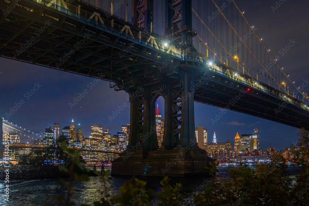 Fototapeta premium Manhattan bridge seen from Brooklyn at night