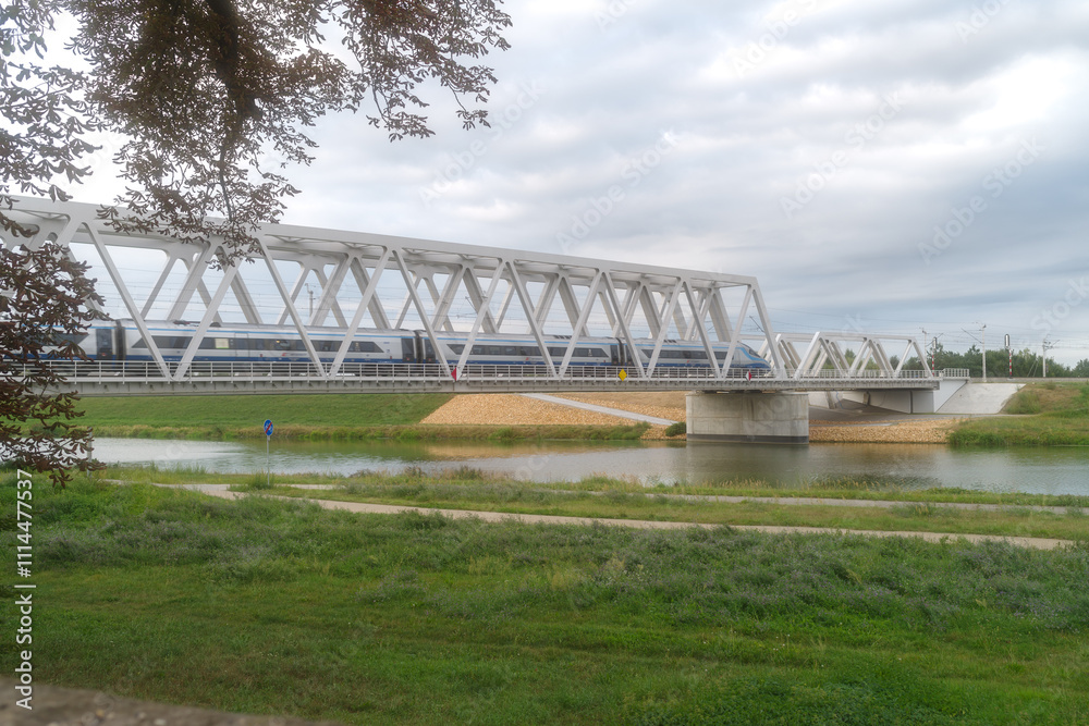 nowoczesny most metalowy nad rzeką dla pociągów nowoczesny most metalowy nad rzeką dla pociągów