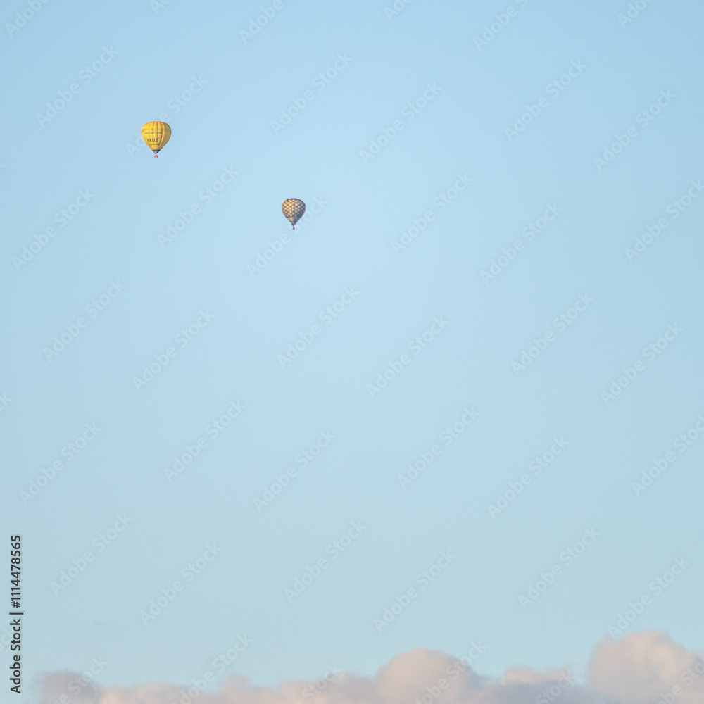Fototapeta premium dwa balony na niebie z linią horyzontu na minimalistycznym zdjęciu