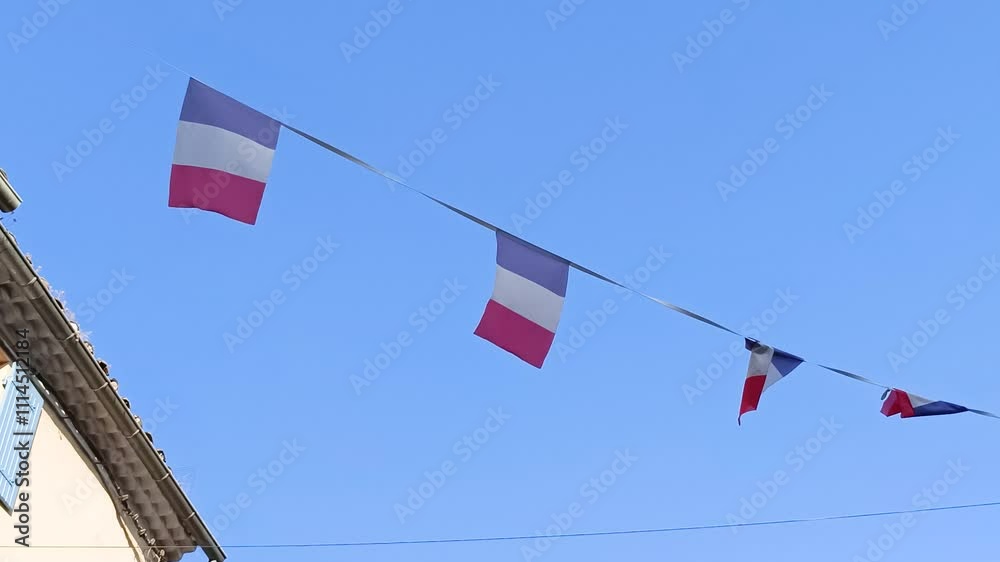 banderole de drapeaux français suspendus sous un ciel bleu