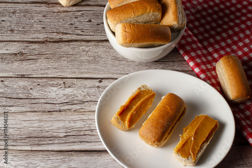 Mini buns or mini bread rolls in Brazil are called 