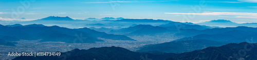 秋の飯綱山山頂からの絶景　長野市の街越しの甲信地方の山々　　長野市　長野県　日本