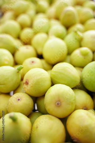 higos amarillos verdosos recién recogidos