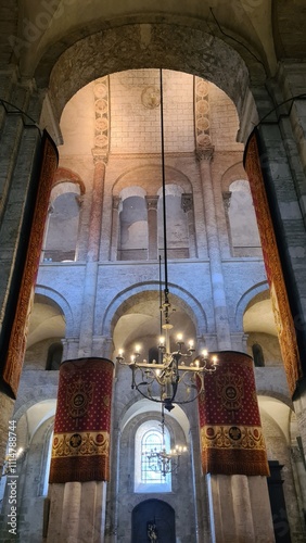 La basilique Saint-Sernin de Toulouse aux couleurs de l'Occitanie photo