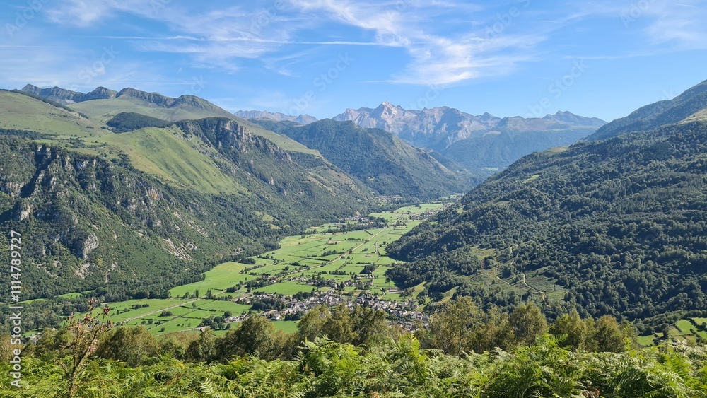 Fototapeta premium La vallée d'Ossau vue depuis le plateau du Benou et les cromlechs de Lous Couraus