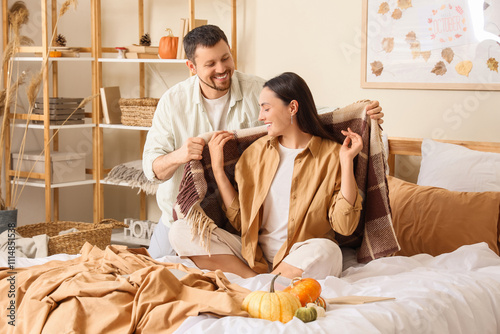 Happy young couple with pla...