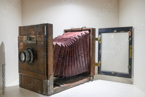 Schilderij op canvas old style bellows camera on display in the exhibition hall
