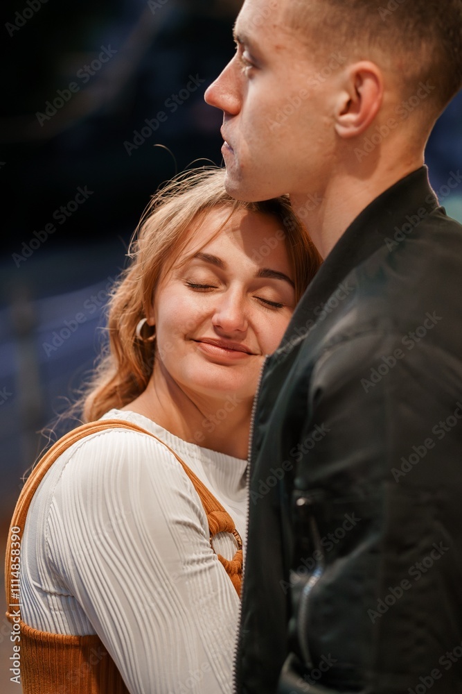 Obraz premium Intimate Embrace Under Moonlight
