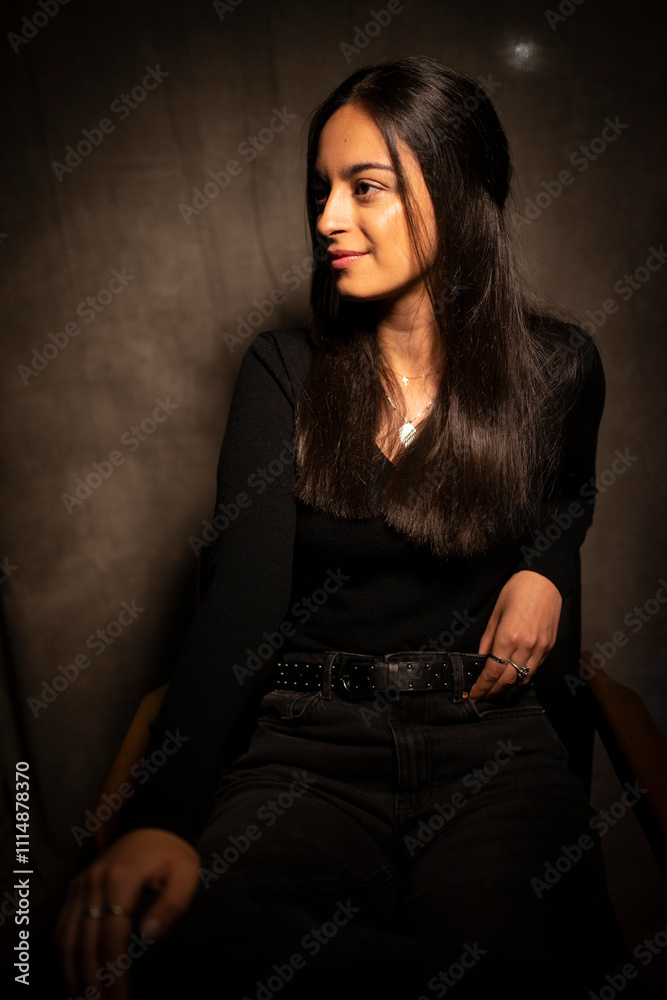 Fototapeta premium MUJER MORENA ESPAÑOLA POSANDO 2024 VESTIDA DE NEGRO 21 AÑOS SPANISH BRUNETTE WOMAN POSING 2024 DRESSED IN BLACK 21 YEARS OLD