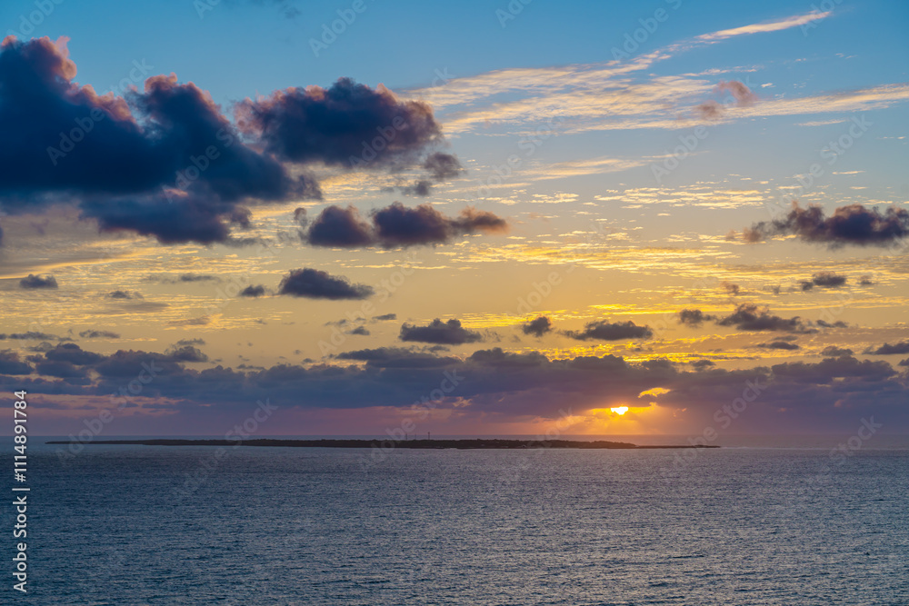 Fototapeta premium 日の出と久高島