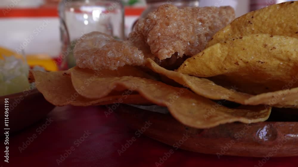 Tostadas y chicharrón para acompañar el pozole