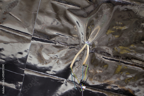 Baustelle. Decke mit Dampfsperre, teils noch unverklebt, und Stromanschluss fürs Deckenlicht