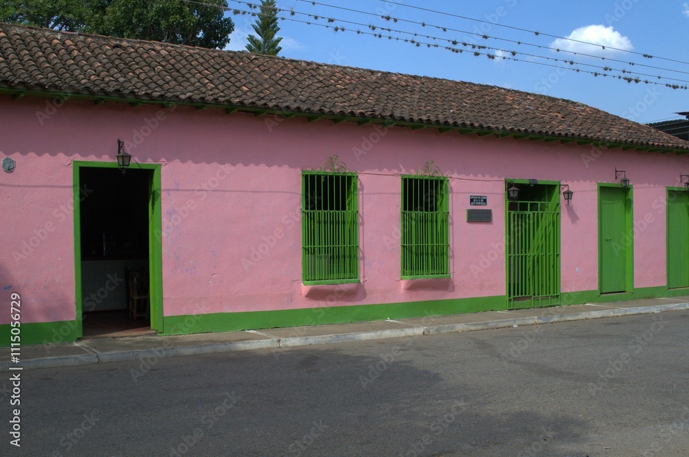 La arquitectura rural en el estado Anzoategui tiene huellas del pasado colonial,sin embargo y a pesar del calor los techos en su mayoria son de zinc. La arquitectura rural en el estado Anzoategui tiene huellas del pasado colonial,sin embargo y a pesar del calor los techos en su mayoria son de zinc.