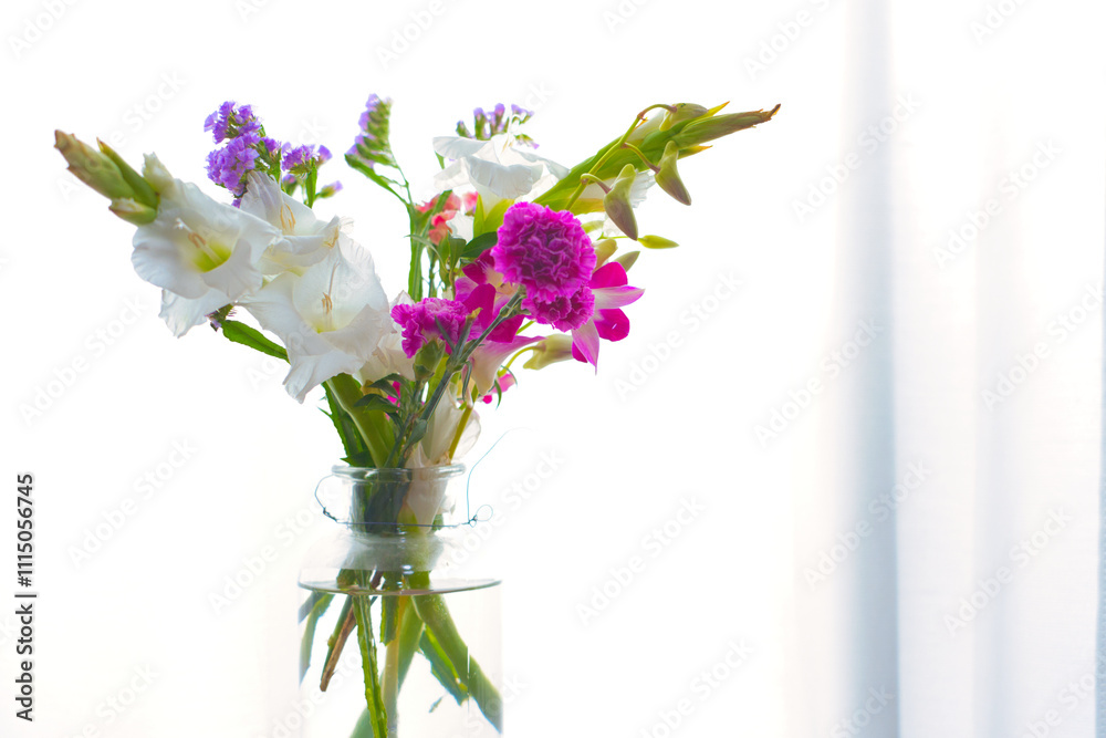 Fototapeta premium 花瓶に生けた花