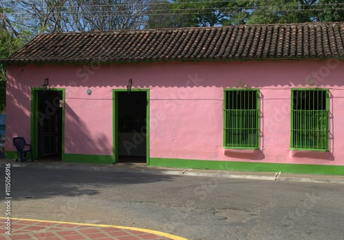 La arquitectura rural en el estado Anzoategui tiene huellas del pasado colonial,sin embargo y a pesar del calor los techos en su mayoria son de zinc. photo