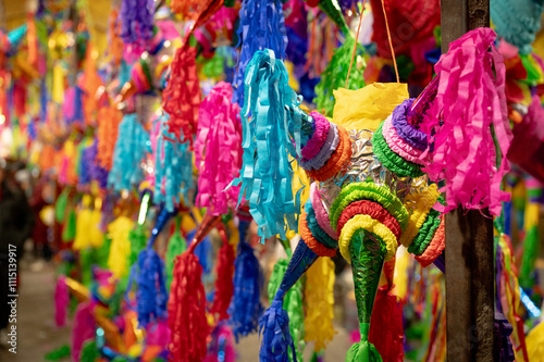 Foto Piñatas season in a Mexican market, piñata background in christmas