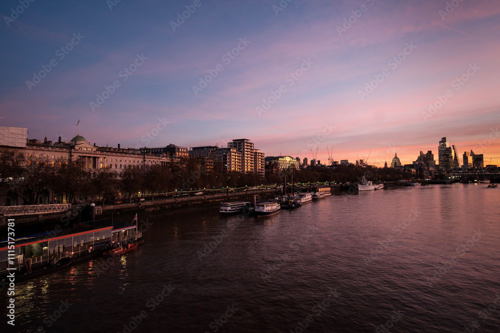 Obraz premium London cityscape reflecting sunrise colors on thames river