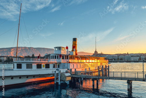 coucher du soleil sur la Marine du lac Léman au port des Pâquis, Genève photo